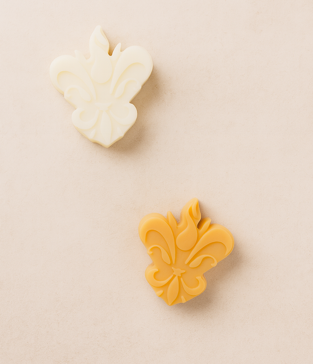 Dois wax melts Candlys nas cores branco e bege, em fundo suave e neutro.