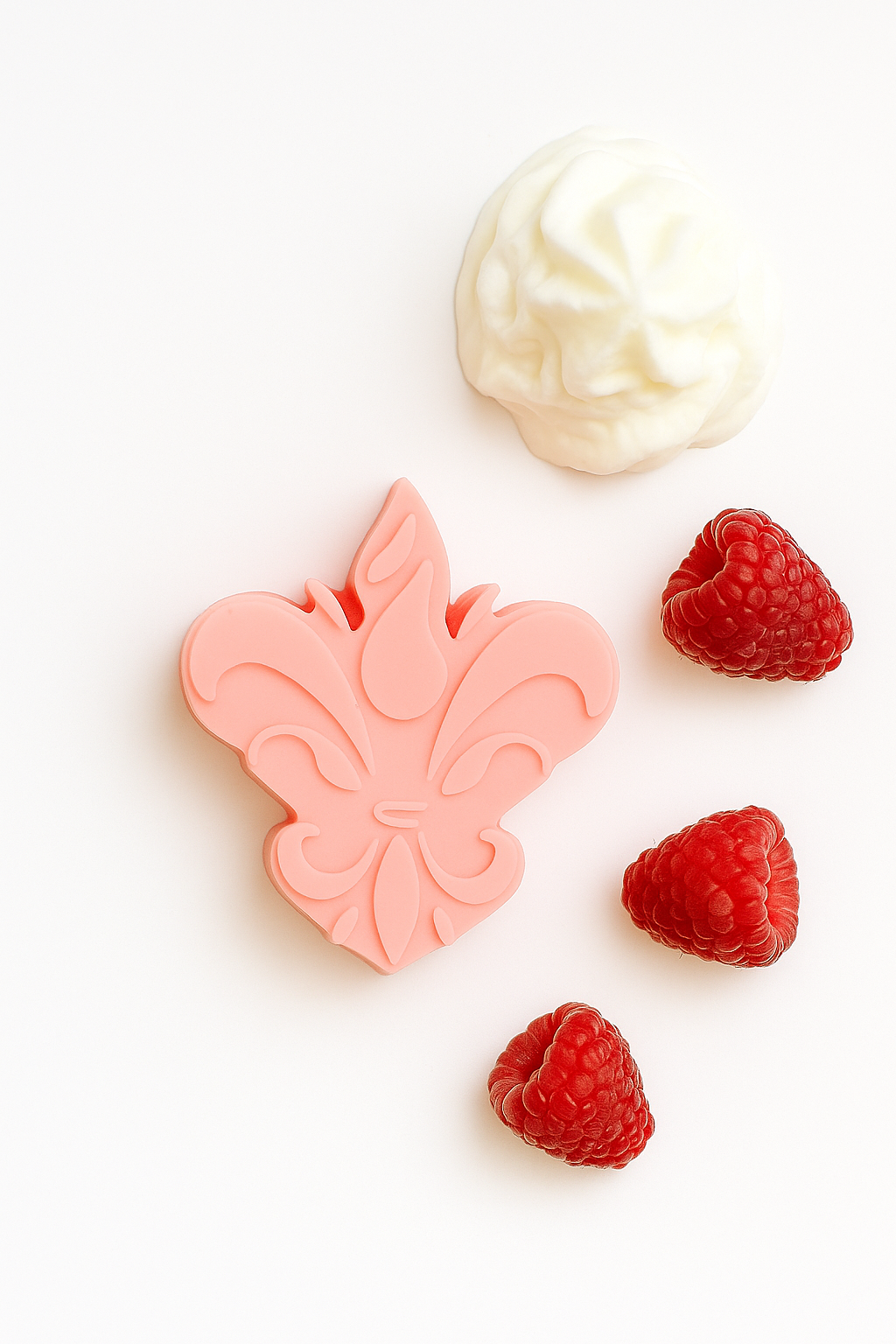 Wax melt artesanal cor-de-rosa em forma de flor-de-lis, acompanhado por framboesas frescas e chantilly, representando a edição especial Jar of Love da Candlys.