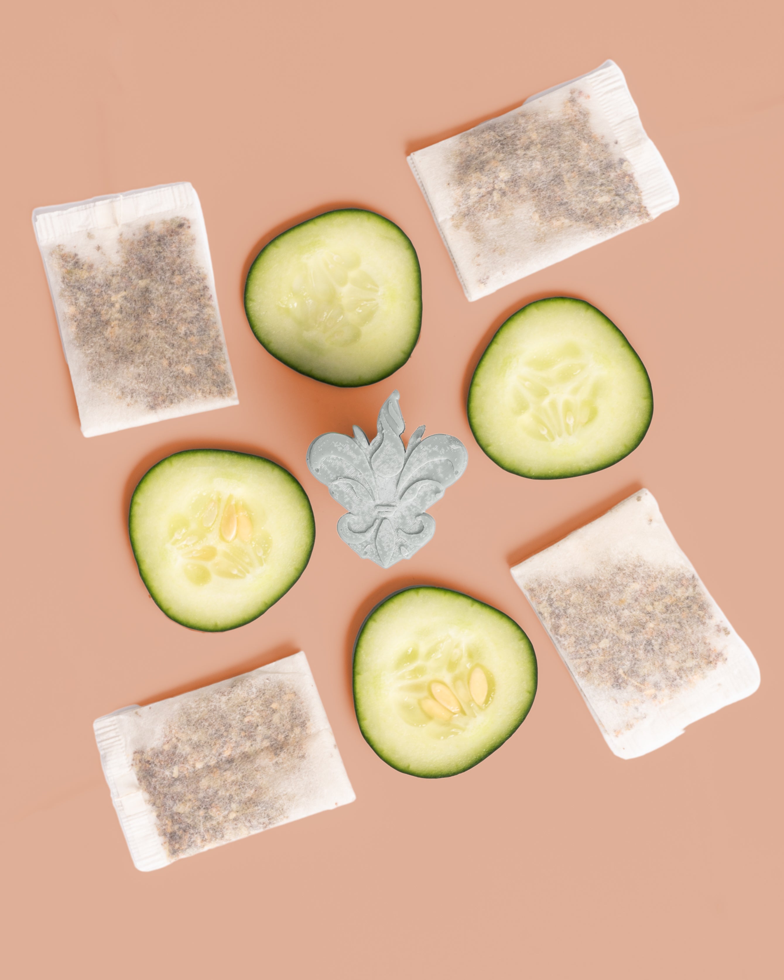 Wax melts Chá Verde, Jasmim & Cedro representados por saquinhos de chá e rodelas frescas de pepino sobre fundo pêssego, evocando um aroma fresco e equilibrado.