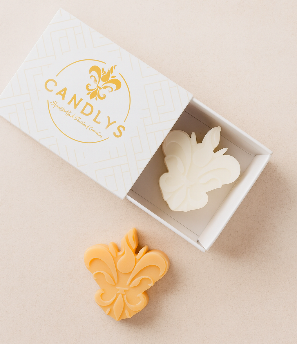 Wax melts Candlys branco e bege apresentados numa caixa gaveta elegante com logótipo dourado.