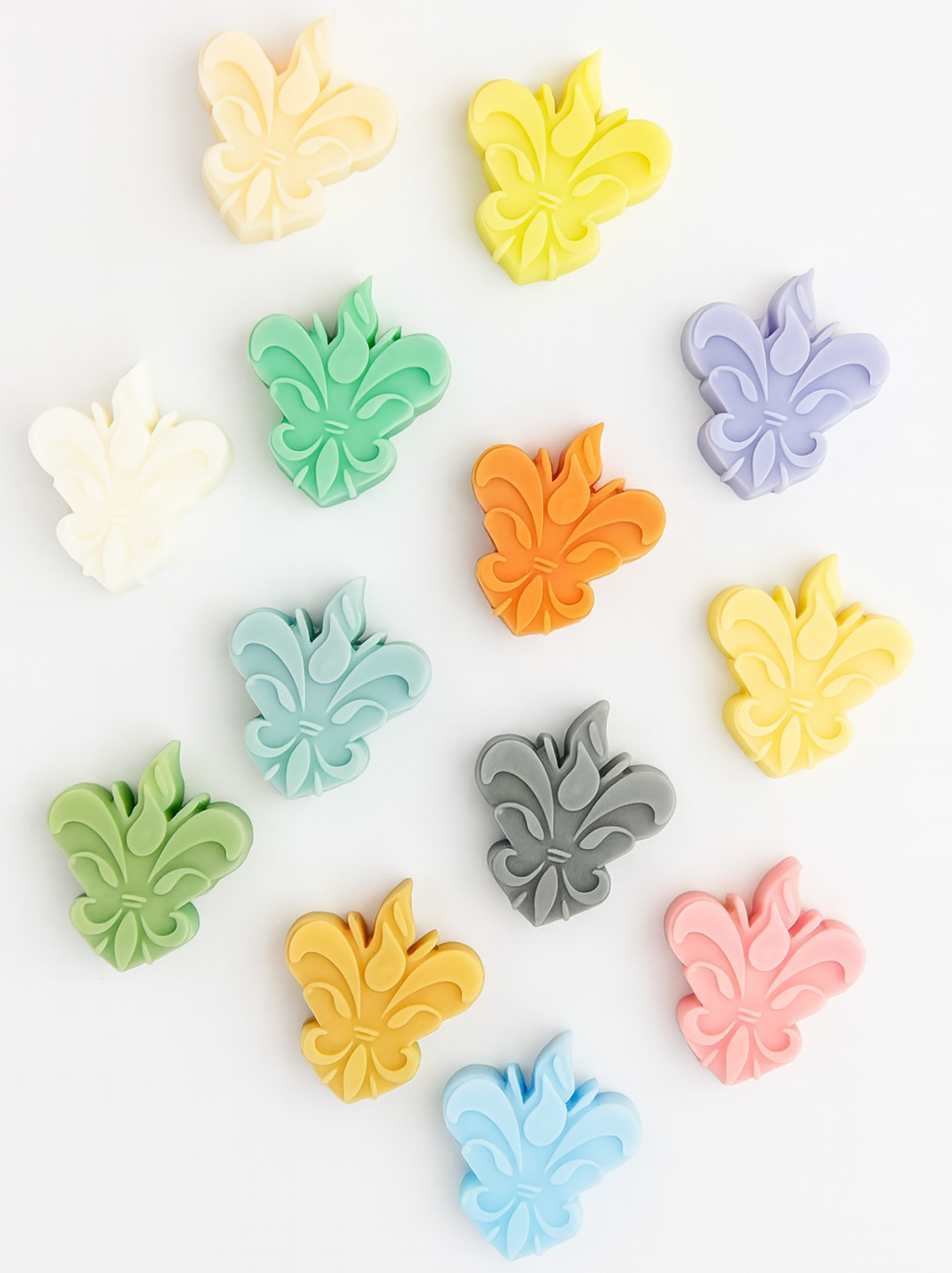 Wax melts artesanais Candlys em 13 cores suaves, dispostos de forma orgânica sobre fundo branco clean