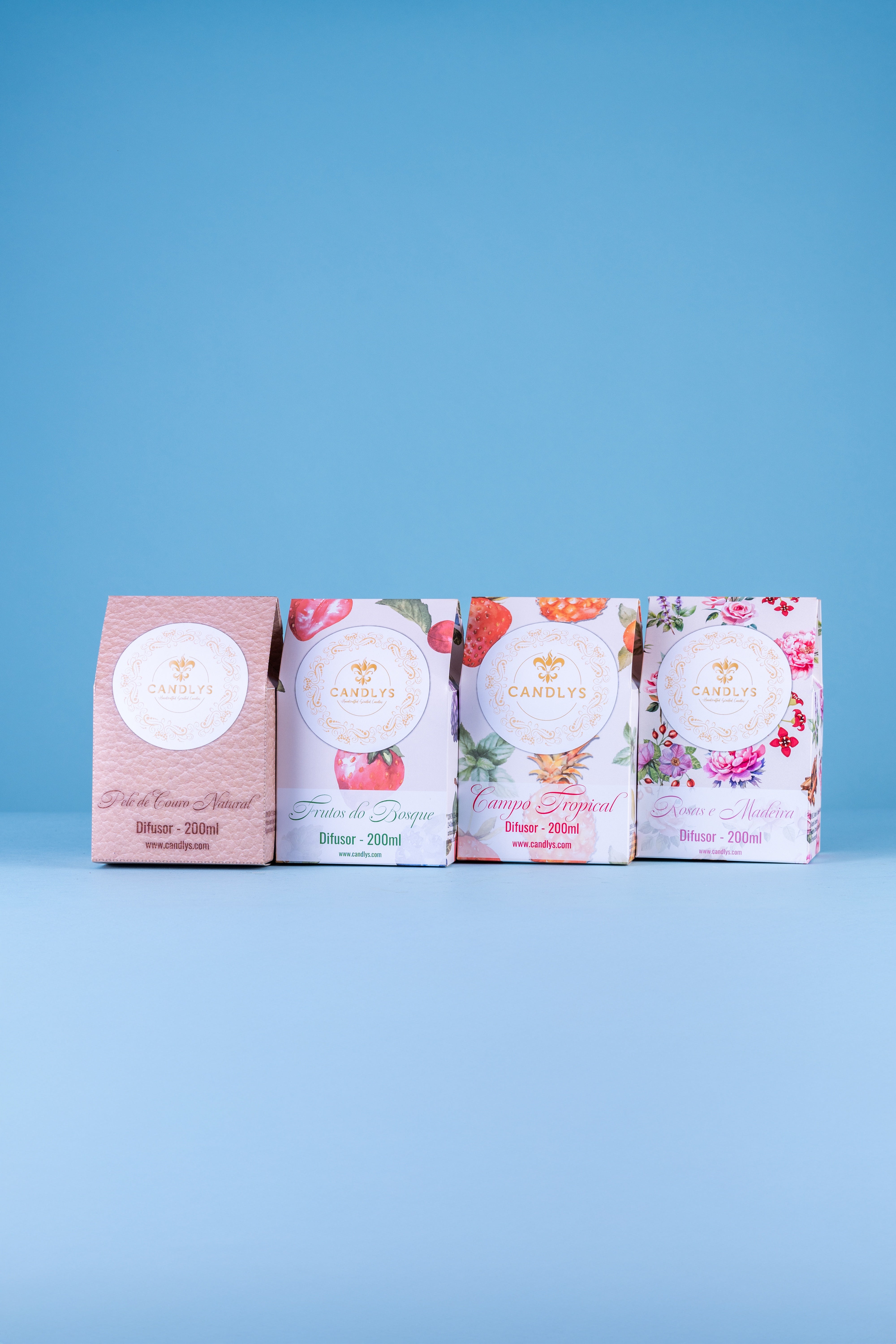 Embalagens da gama de difusores Candlys, com design elegante e floral, que refletem as diferentes fragrâncias disponíveis.