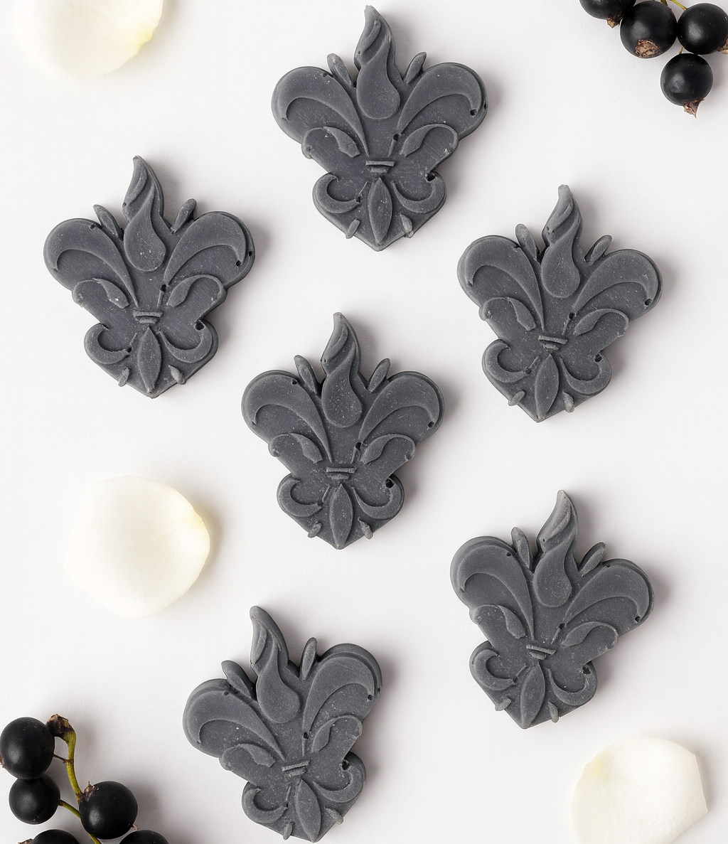 Pack de 6 wax melts da coleção Lanterna — Rosales Nigrum, em tons preto-cinza, dispostos de forma orgânica com pétalas de rosa brancas e groselha negra, num cenário clean e elegante da Candlys.