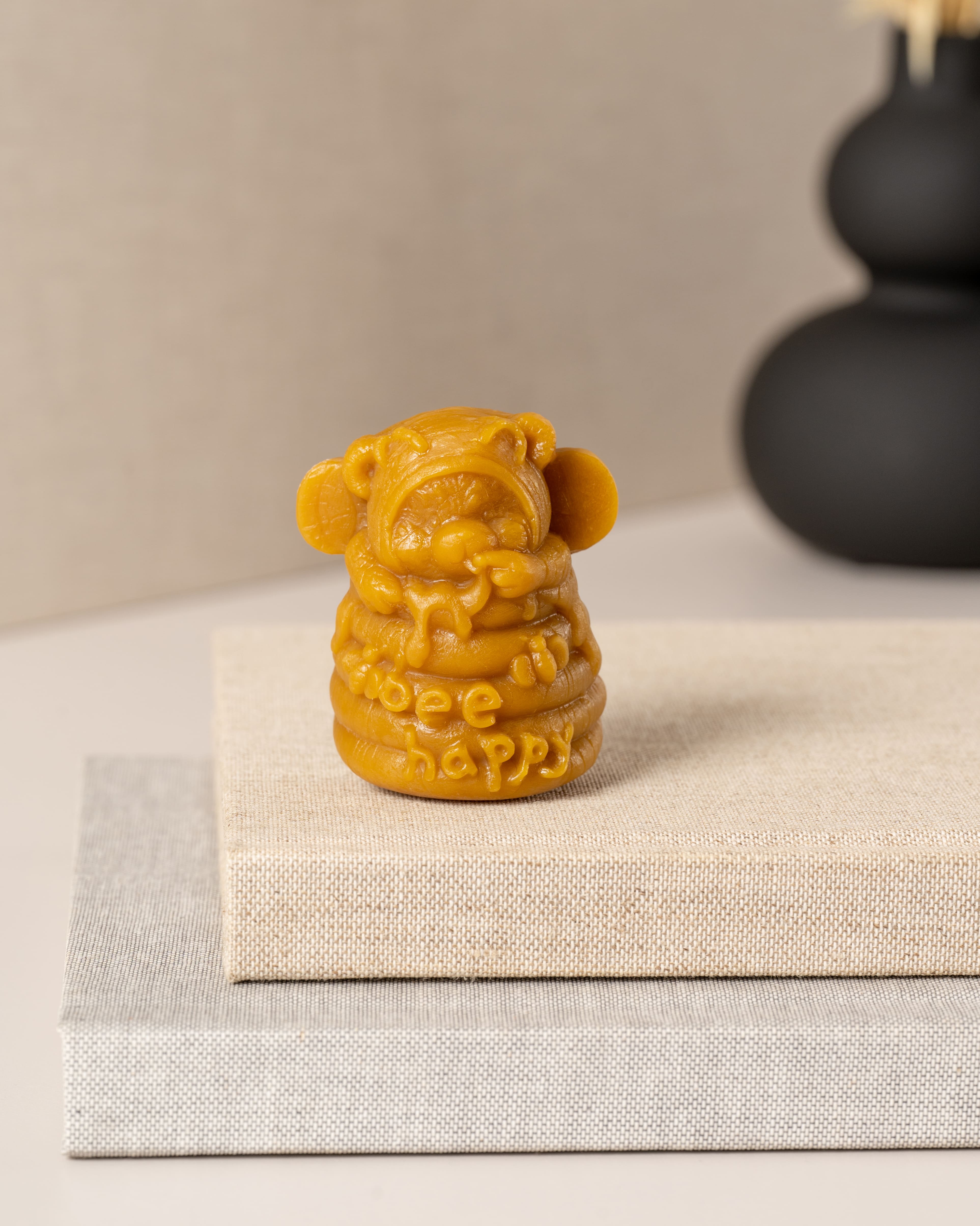 Ursinho Bee Happy em cera de abelha natural Candlys – peça artesanal decorativa com inscrição "bee happy".