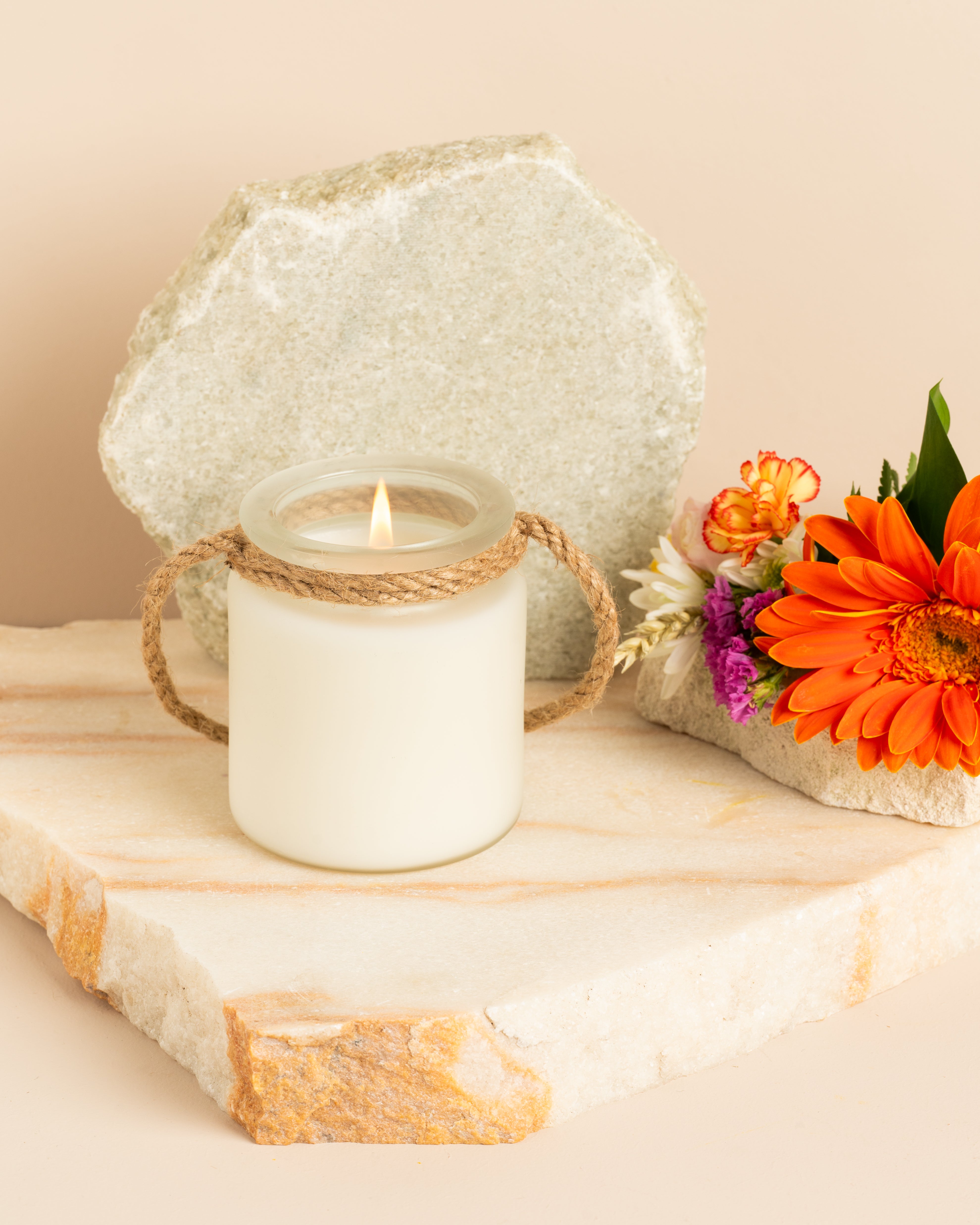 Vela artesanal Brides Bouquet com copo branco fosco e liso, alça de corda natural e aroma floral fresco com notas campestres e frutadas.