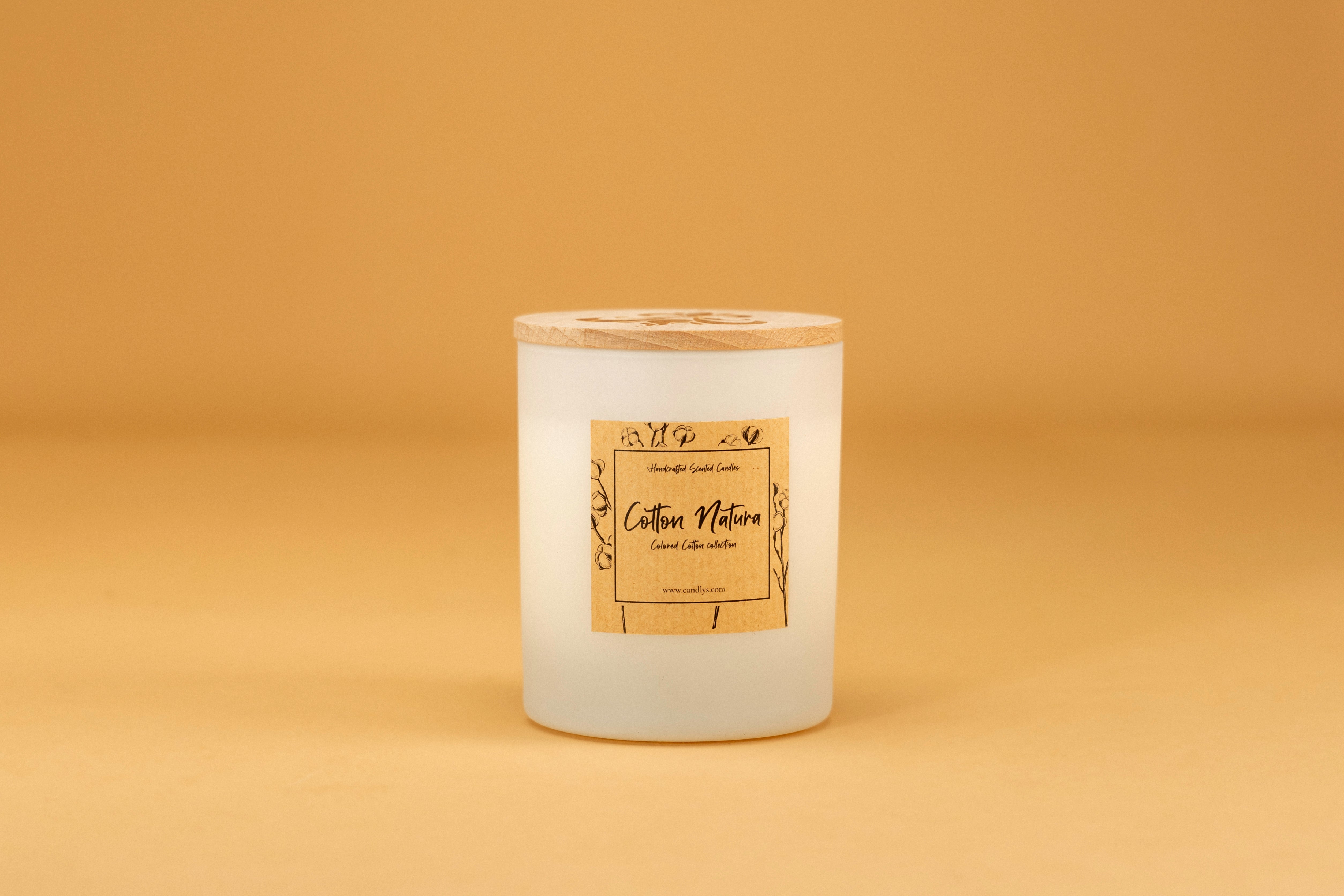 Vela Cotton Natura da Candlys, frasco branco matte com tampa de madeira gravada, cera de soja natural.