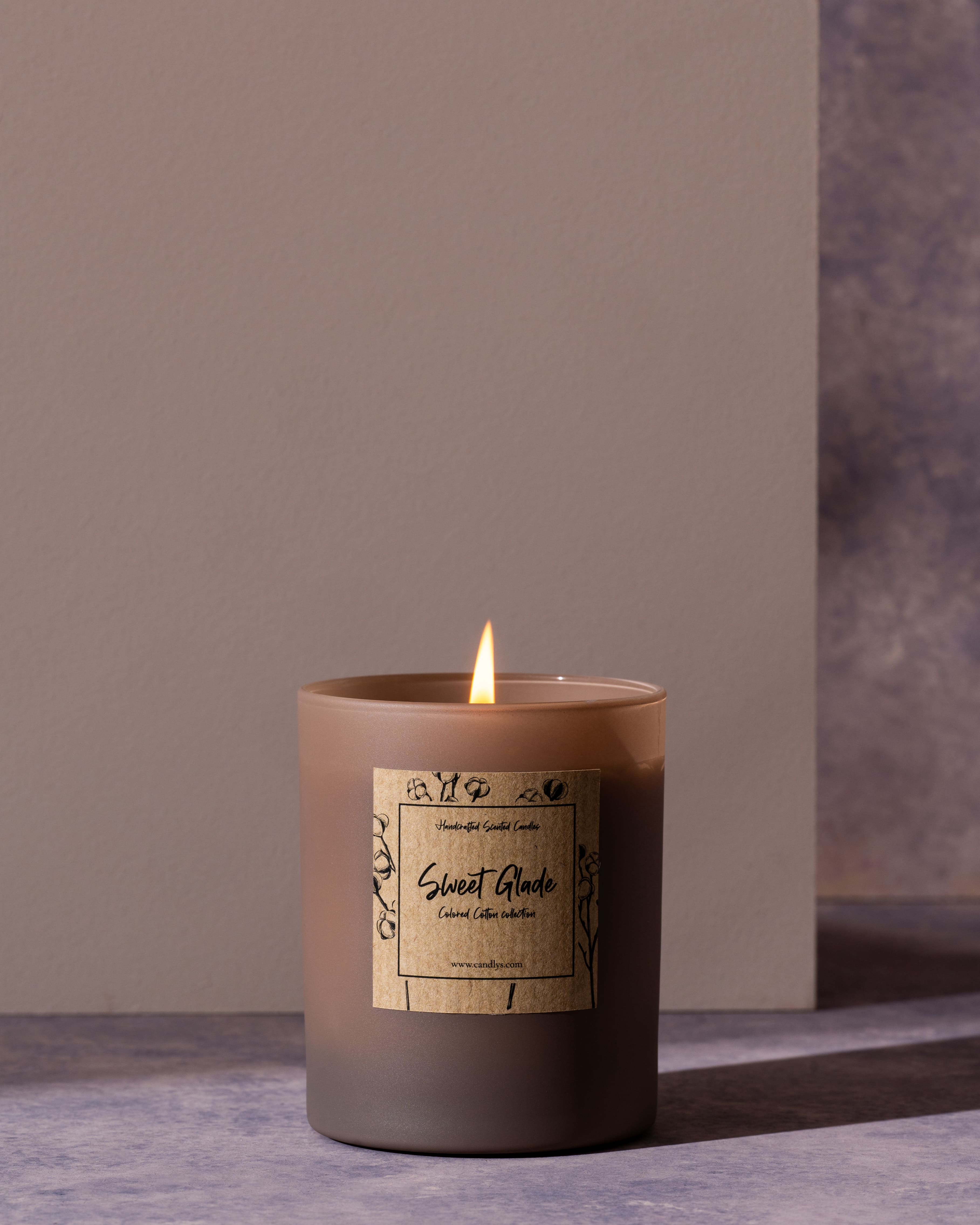 Vela Sweet Glade acesa em ambiente sereno, ideal para criar uma atmosfera acolhedora – Candlys.