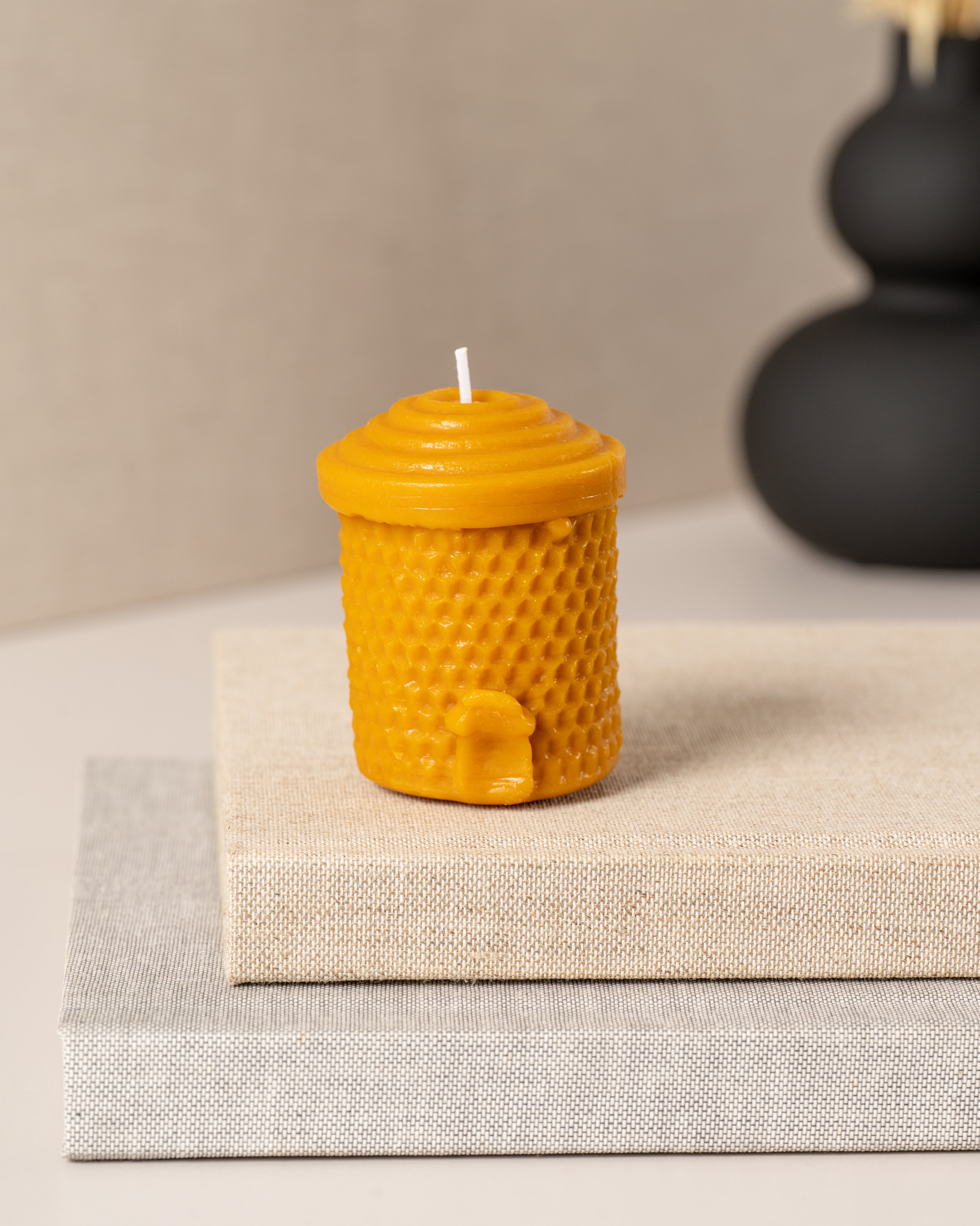 Wax melts em forma de colmeia, feitos artesanalmente a partir de cera de abelha natural, evocando um aroma puro, quente e reconfortante.