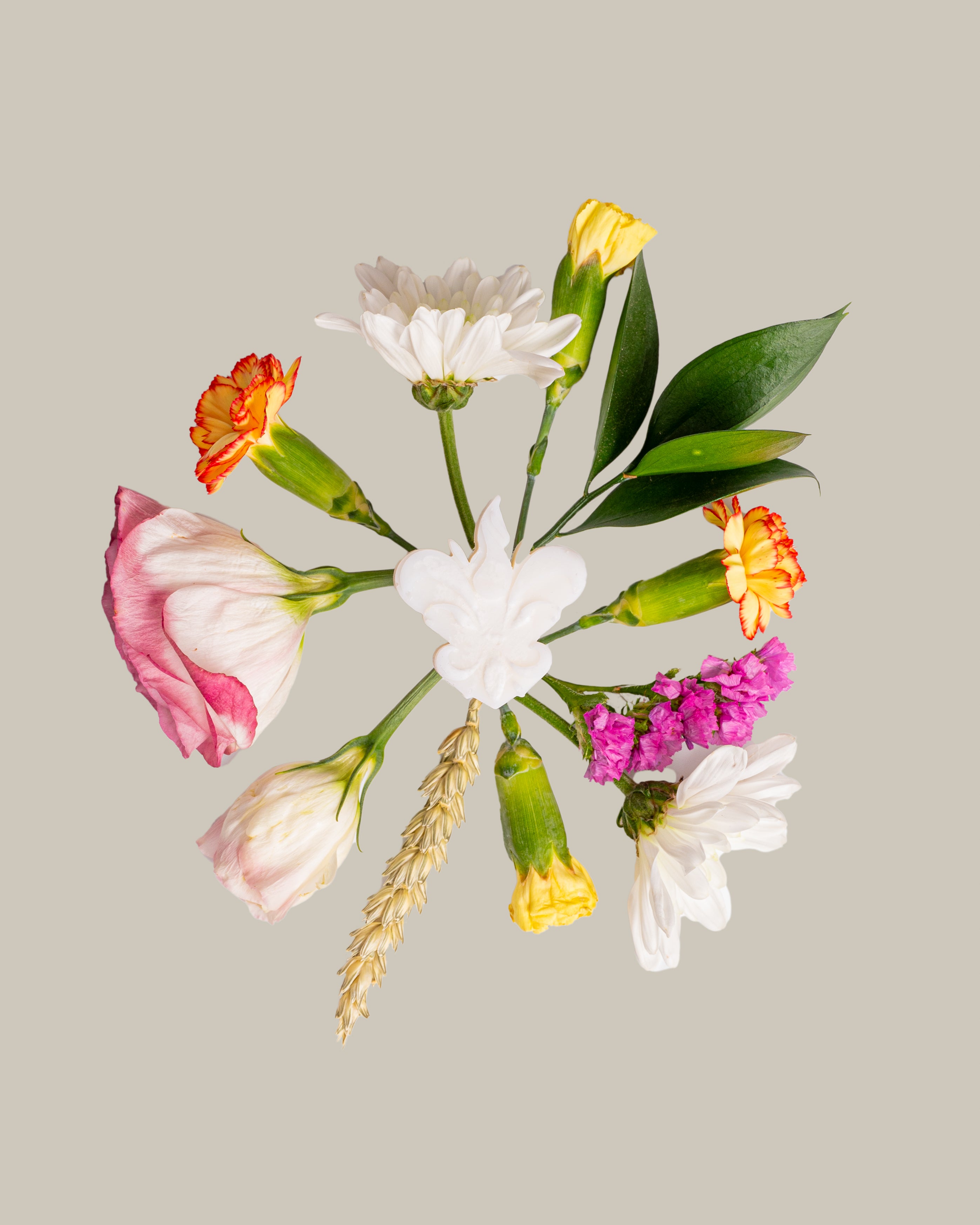Wax melts de fragrância fresca e doce, representados por flores campestres coloridas e elementos frutados sobre fundo neutro, evocando um aroma natural, floral e frutado.