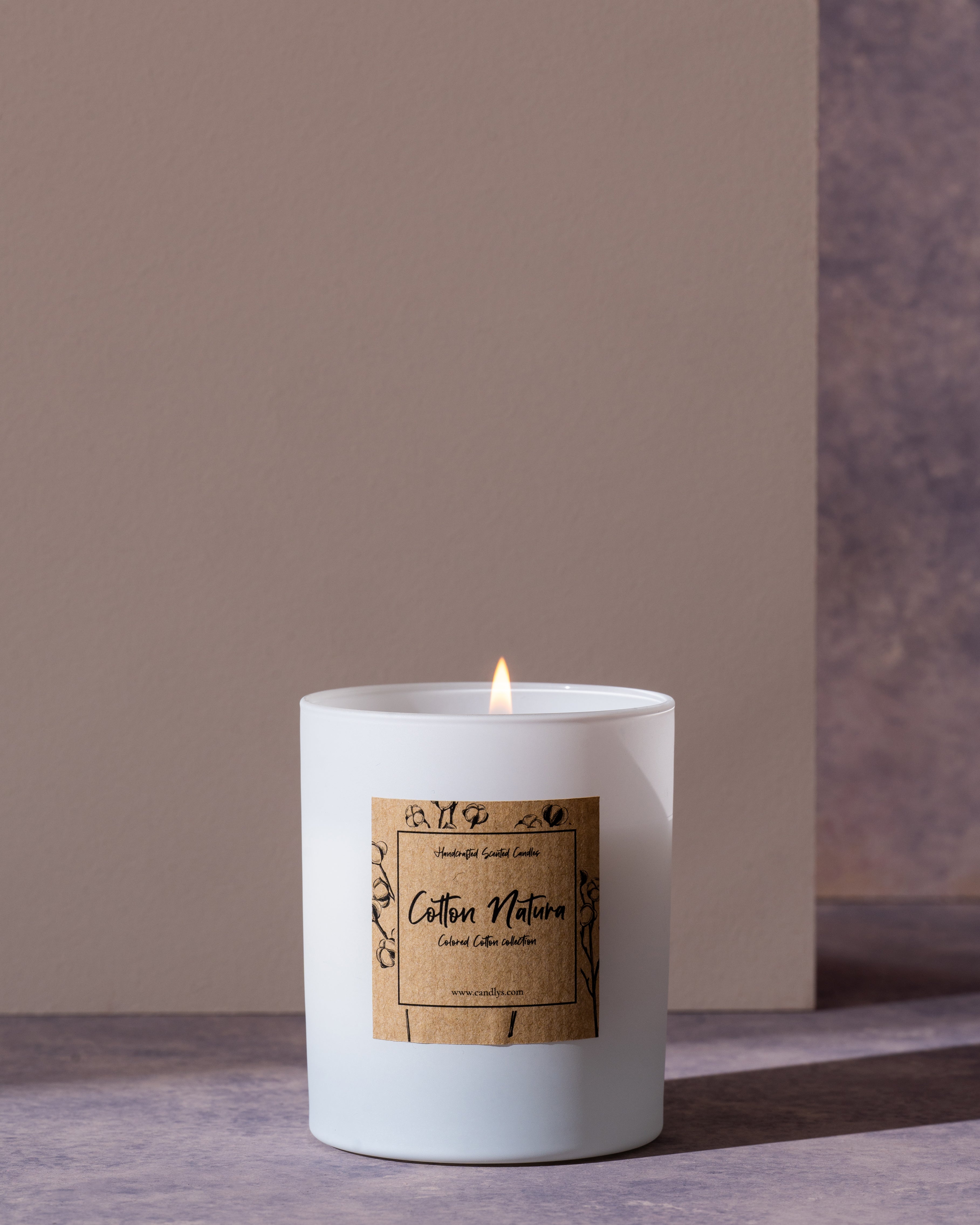 Vela Cotton Natura aberta, aroma suave a flor de algodão com notas de bergamota e jasmim.