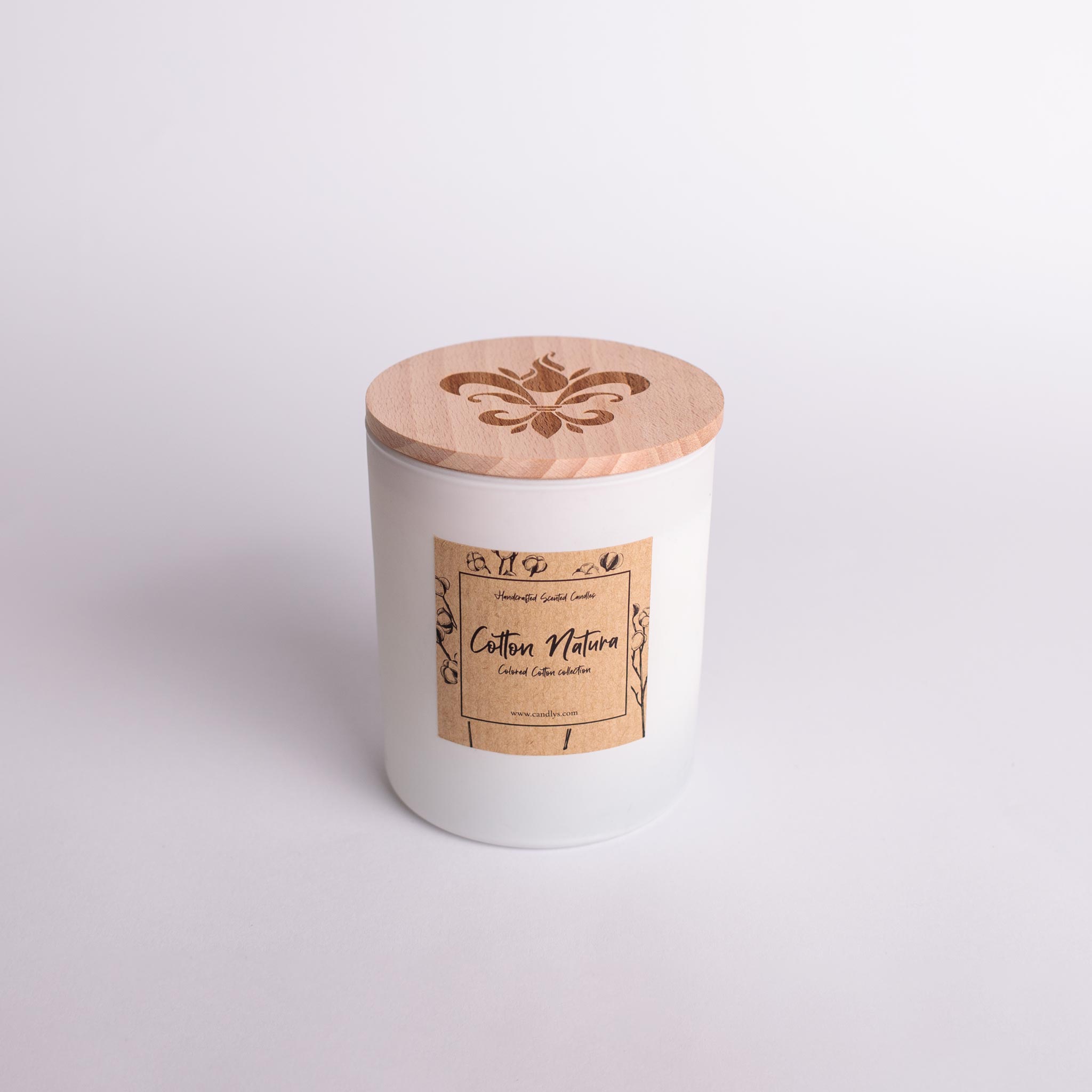 Vela Cotton Natura acesa em ambiente calmo e minimalista, com luz natural e sensação de frescura.