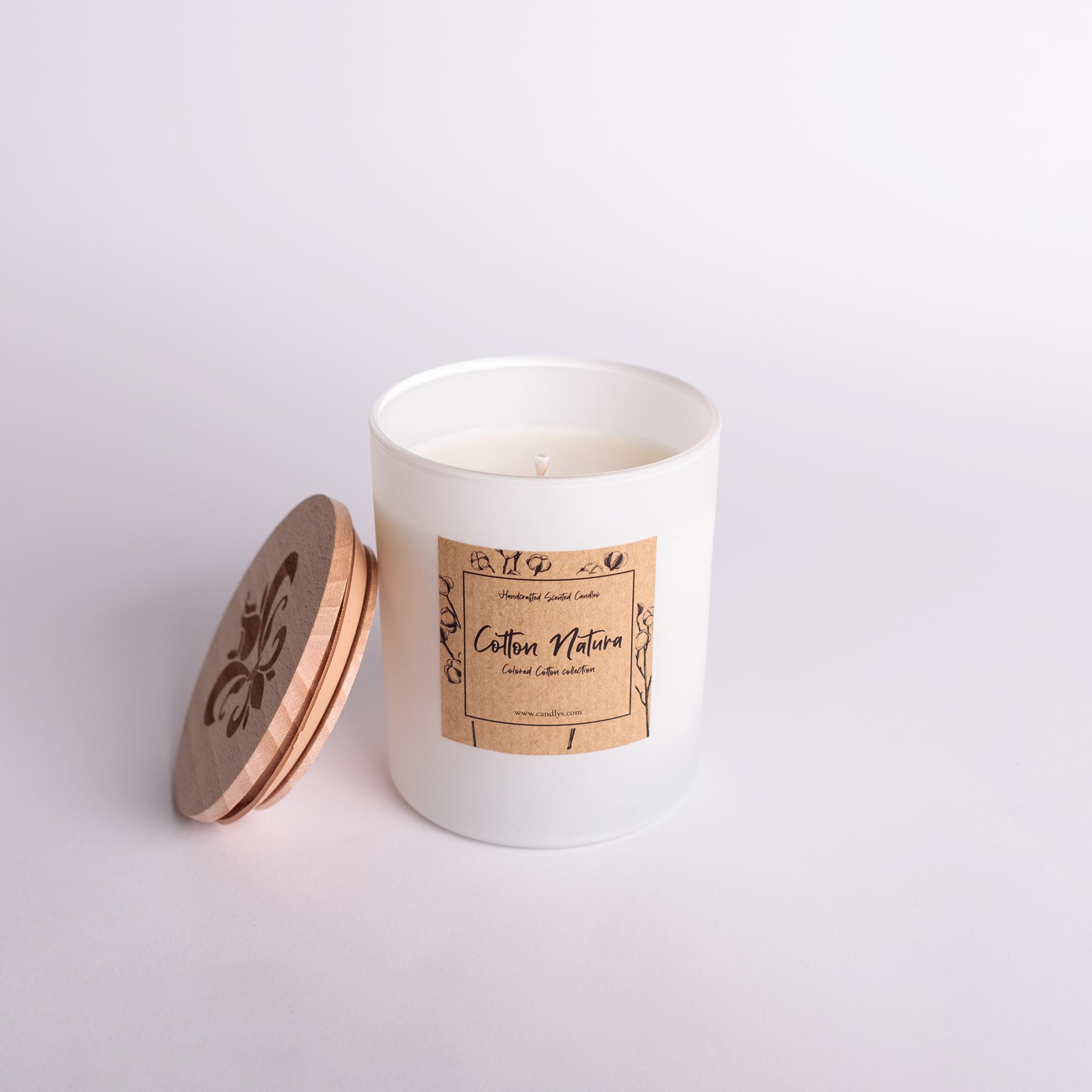 Imagem da vela Cotton Natura sobre fundo branco, com destaque para o design puro e elegante.