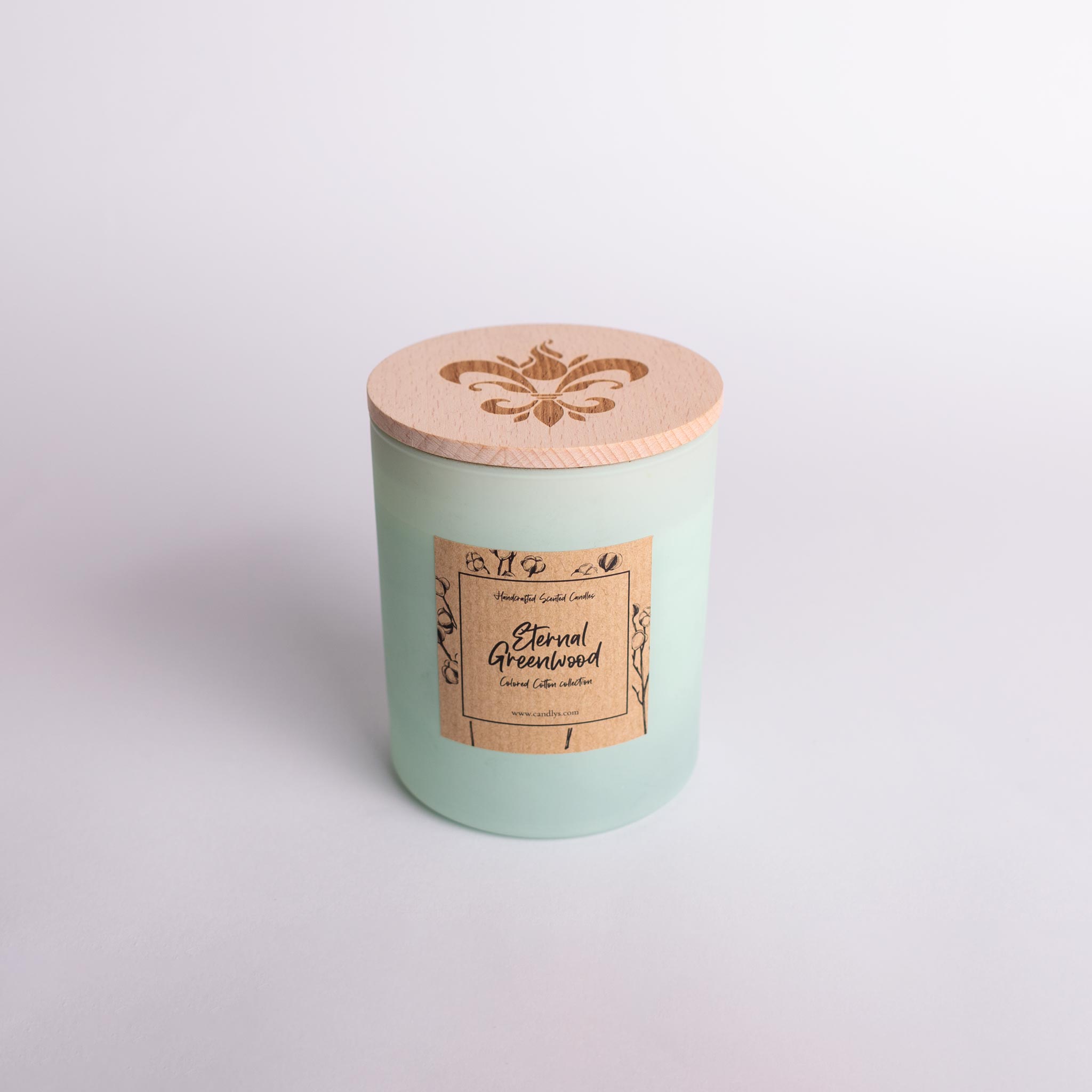 Vela Eternal Greenwood em copo verde mate com tampa de madeira gravada com o símbolo Candlys, fundo neutro.