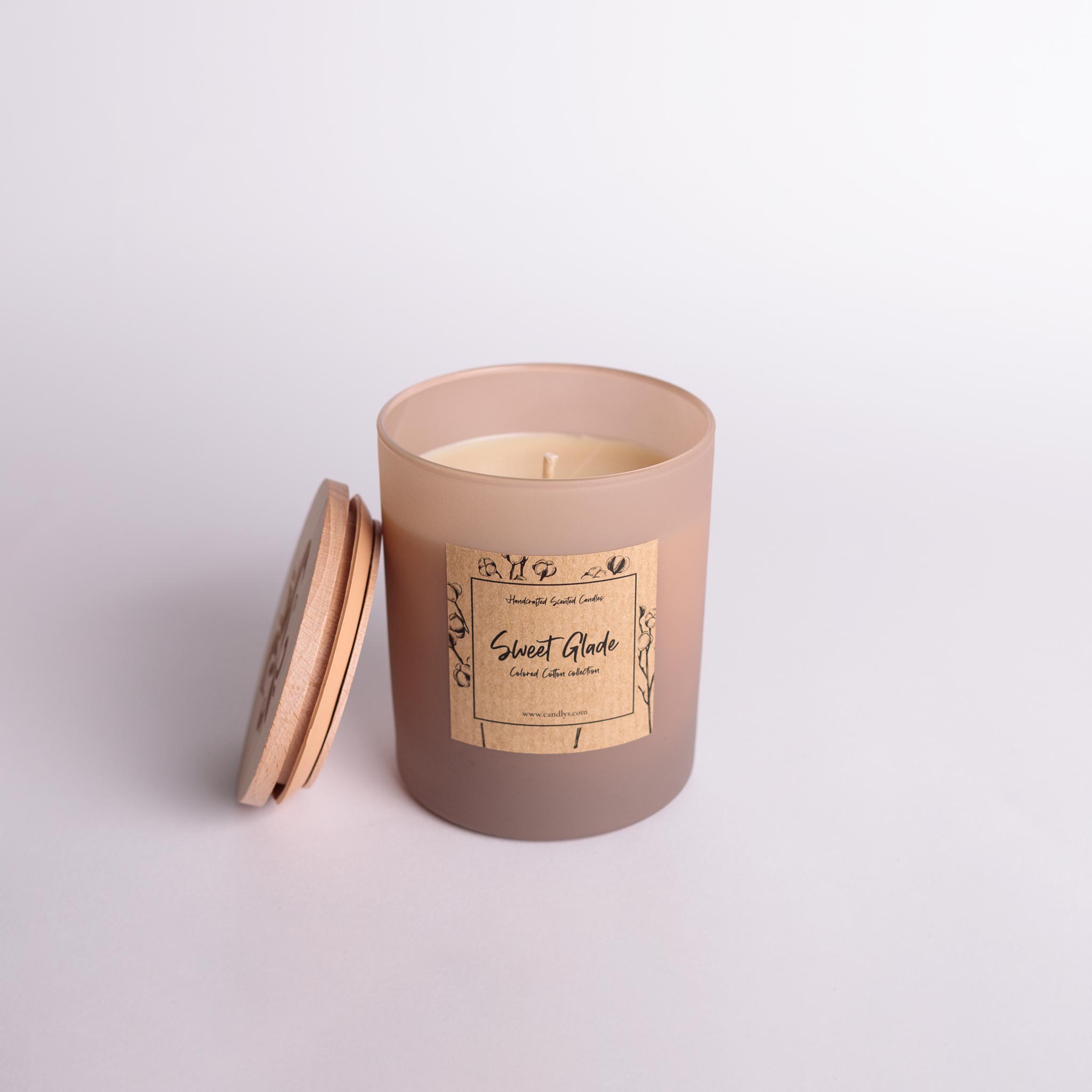 Vela Sweet Glade aberta, cera de soja vegetal e tampa decorativa ao lado – Candlys.