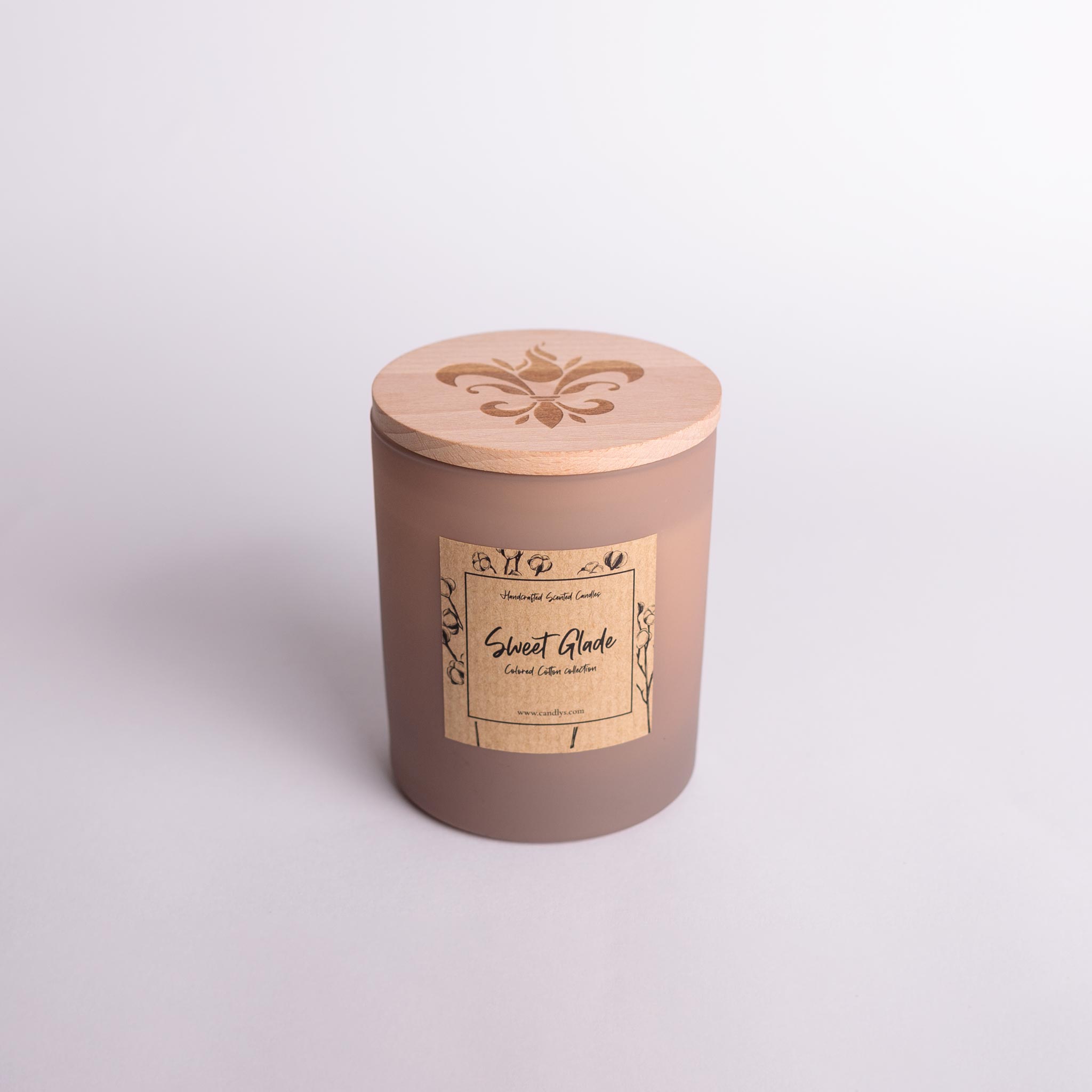 Vela Sweet Glade com tampa de madeira gravada, cera de soja natural, frasco castanho matte – coleção Algodão Colorido da Candlys